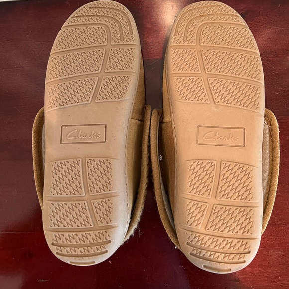 Clarks Slippers Womens 10 Brown Suede Moccasin Faux Fur Lined Sweater Cuff Trim - Picture 7 of 8